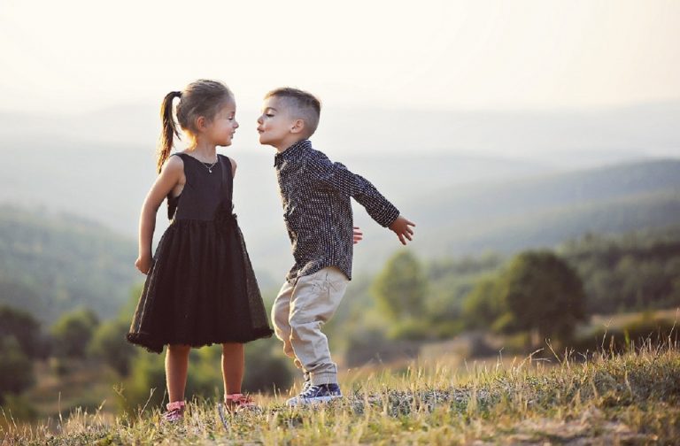 Bambini approccio organi genitali