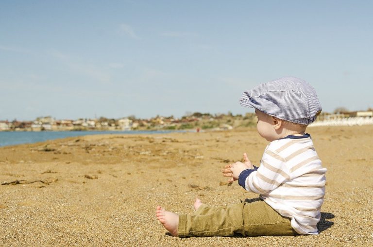 bambini camminare sulla sabbia