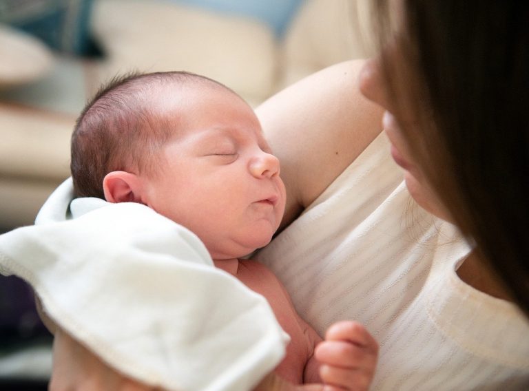 come capire se un neonato è sordo