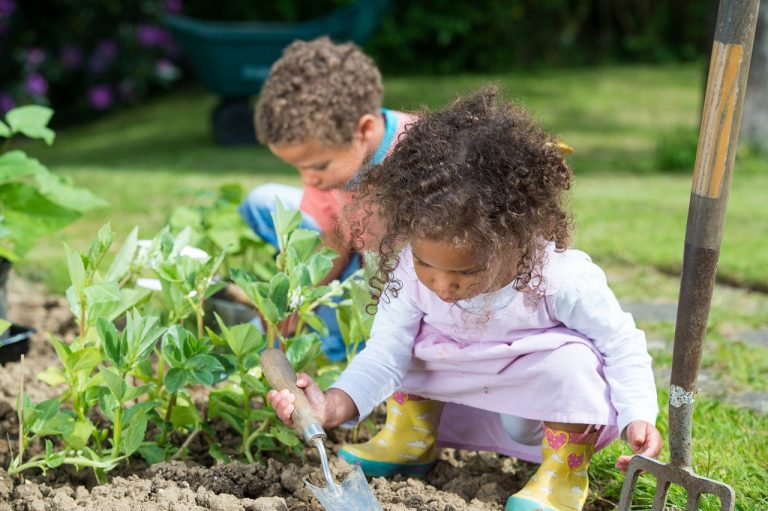 fare giardinaggio con i figli