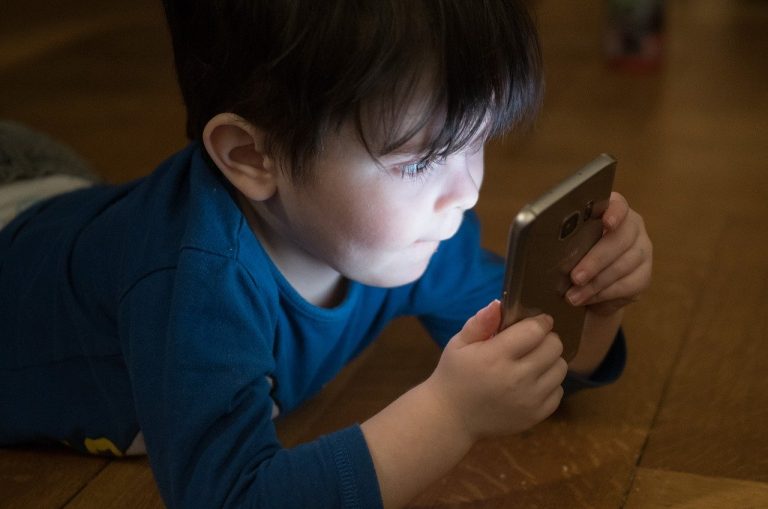 Vietare il cellulare ai bambini a tavola