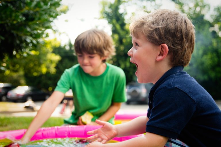 far giocare all'aperto i bambini