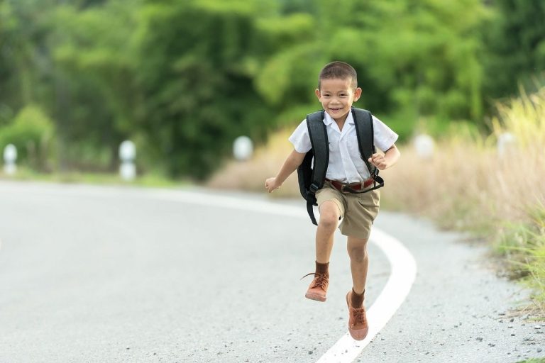 A che età i bambini possono andare a scuola da soli