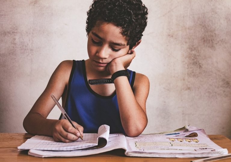 Bambini che si annoiano a scuola