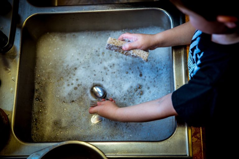 bambini aiutare in casa