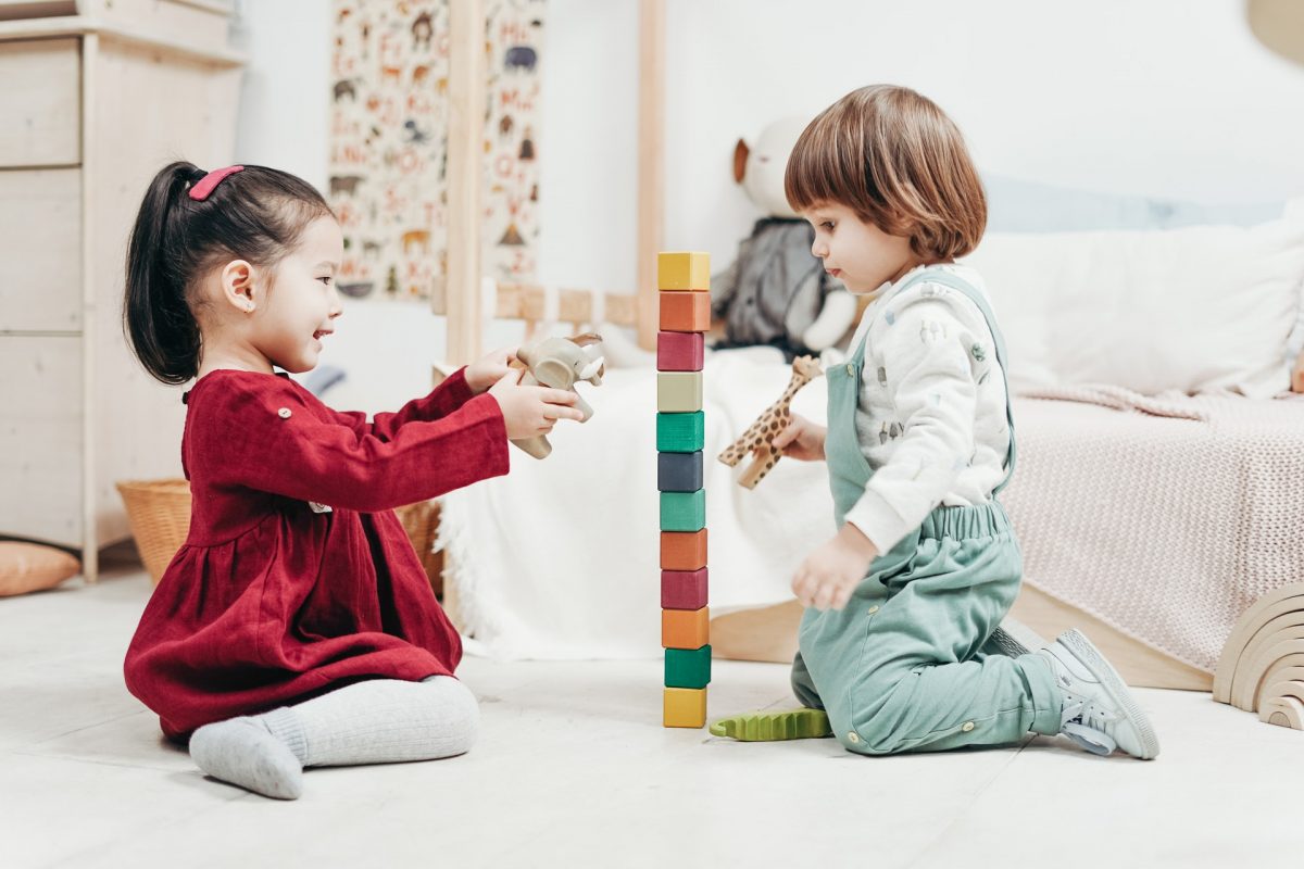 Il bambino lascia che i suoi compagni gli portino via i giocattoli consigli