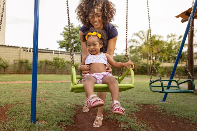 il bambino non ti lascia stare al parco giochi