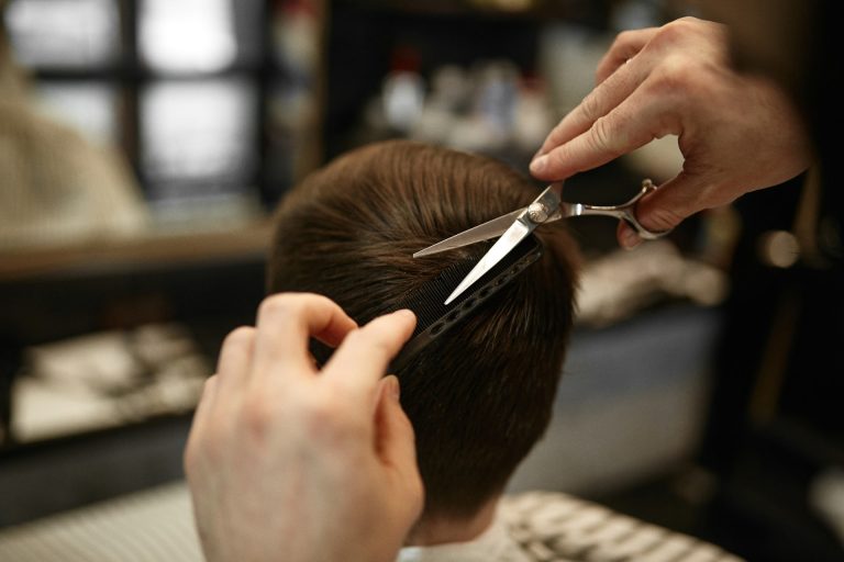 il bambino odia il taglio di capelli