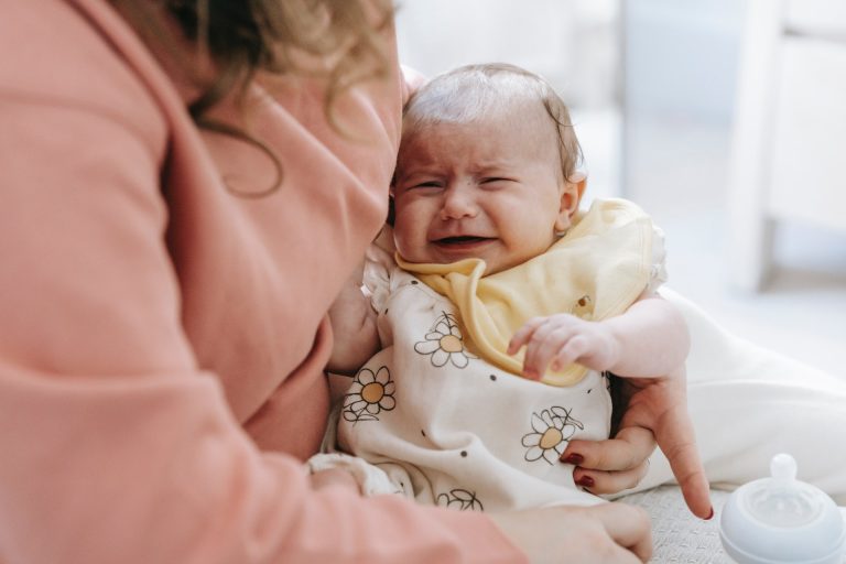 il bambino si sveglia improvvisamente in modo isterico di notte