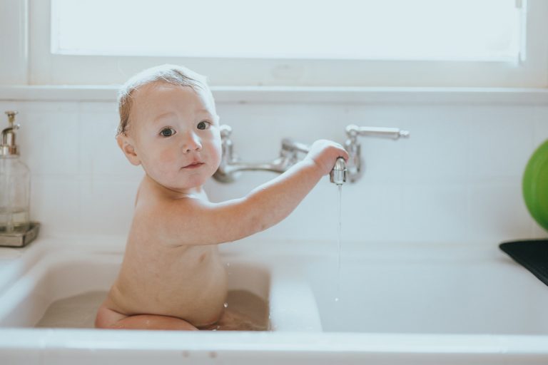 il bambino urla al momento del bagnetto