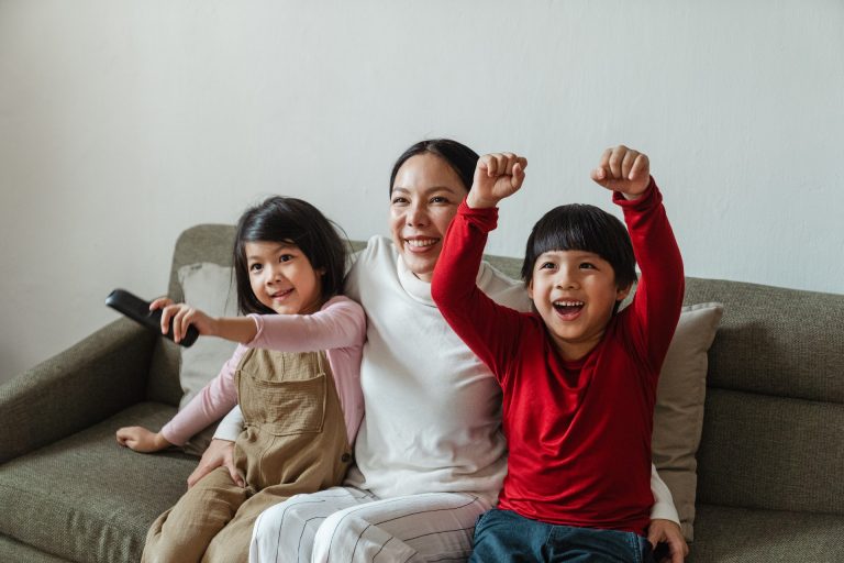 bambini che guardano la TV