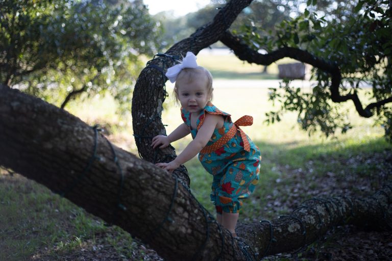 bambino che ama arrampicarsi