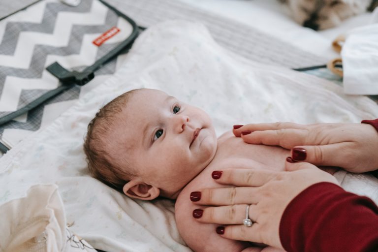 bambino ha i peli sul corpo