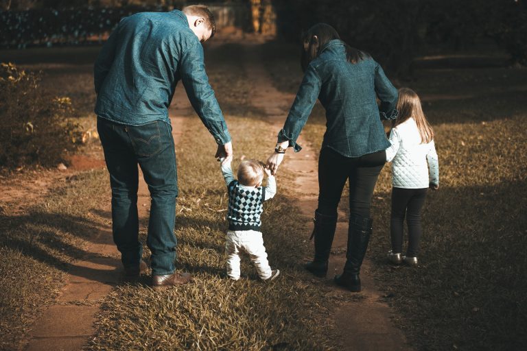 Il bambino cammina sulle punte