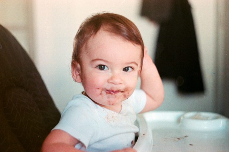 Il bambino combina un disastro quando mangia da solo