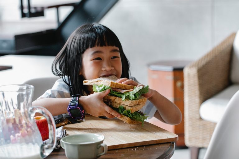 Il bambino non si siede a mangiare