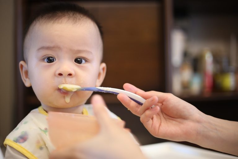 Il bambino sbava e ha difficoltà a mangiare