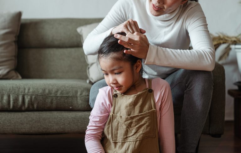 il bambino si strappa i capelli