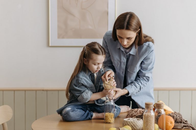 insegnare al bambino a fare le faccende domestiche