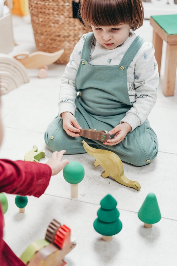 Punzecchiare e pizzicare bambino