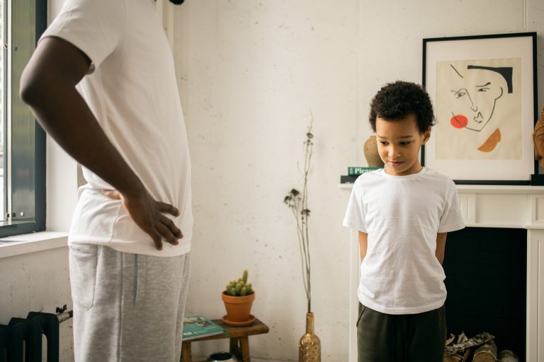 bambino non guarda negli occhi le persone