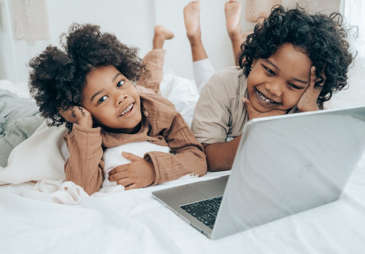 bambino vuole guardare sempre gli stessi video