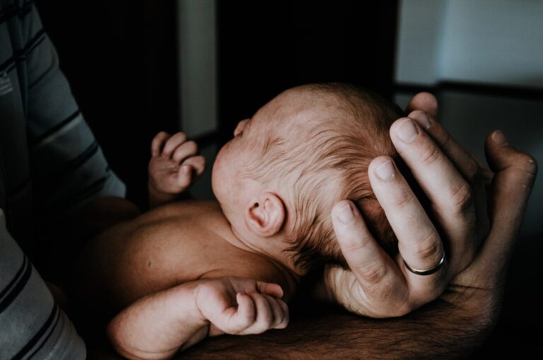 Come fare il ruttino al bambino