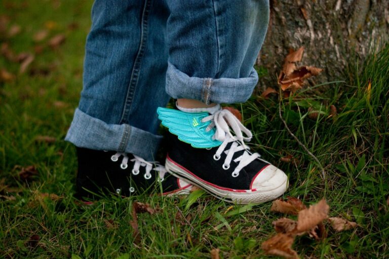 come insegnare ai bambini ad allacciarsi le scarpe